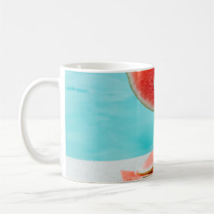 Wassermelone in Scheiben auf weißem Papier Kaffeetasse