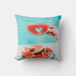 Wassermelone in Scheiben auf weißem Papier Kissen