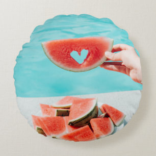 Wassermelone in Scheiben auf weißem Papier Rundes Kissen