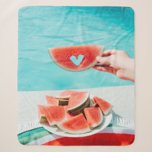 Wassermelone in Scheiben auf weißem Papier Sherpadecke