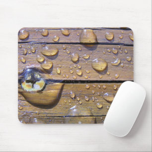 Wasserperlen auf festem Holzfoto Mousepad