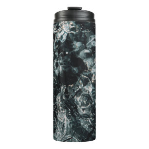 Wasserspritze auf dem Wasserkörper Thermosbecher