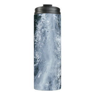 Wasserspritze auf weißem Grund Thermosbecher