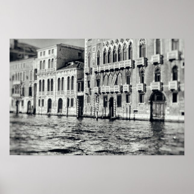 Wasserstraße Venedig Italien Schwarz-Weiß-Gebäude Poster (Vorne)