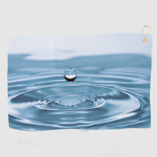 Wassertröpfchen, die ins Wasser fallen Handtücher
