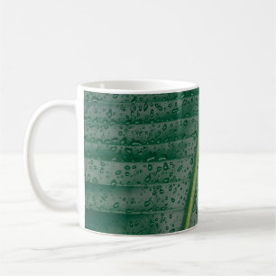 Wassertropfen auf Bananenblättern Kaffeetasse
