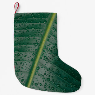 Wassertropfen auf Bananenblättern Kleiner Weihnachtsstrumpf