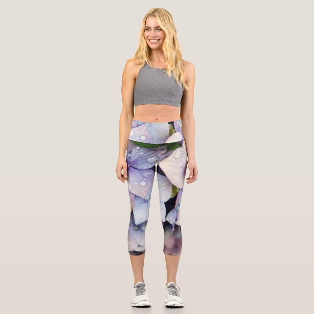 Wassertropfen auf blaue Blume Capri Leggings (Vorderseite)
