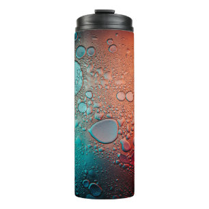 Wassertropfen auf Glasplatte Thermosbecher