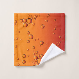 Wassertropfen auf orangefarbener Oberfläche Waschlappen