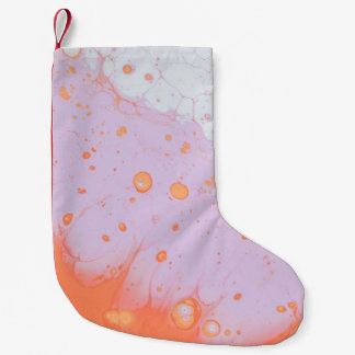 WASSERTROPFEN AUF ROTER OBERFLÄCHE KLEINER WEIHNACHTSSTRUMPF