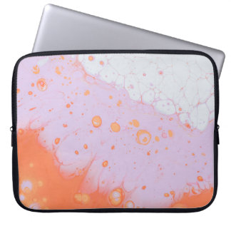 WASSERTROPFEN AUF ROTER OBERFLÄCHE LAPTOPSCHUTZHÜLLE