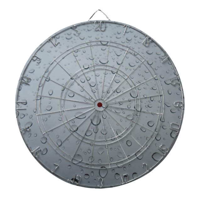 Wassertropfen im Fenster, Hintergrund des Regenwal Dartscheibe (vorne)