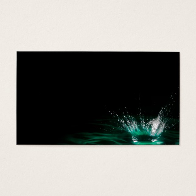 Wassertropfenspritze auf schwarzem Hintergrund (Vorderseite)