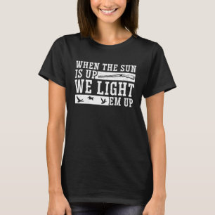 Wasservögel jagen, wenn die Sonne aufgeht, leuchte T-Shirt