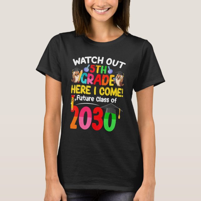 Watch Out 5th Grade Here I Come Future Class 2030  T-Shirt (Vorderseite)