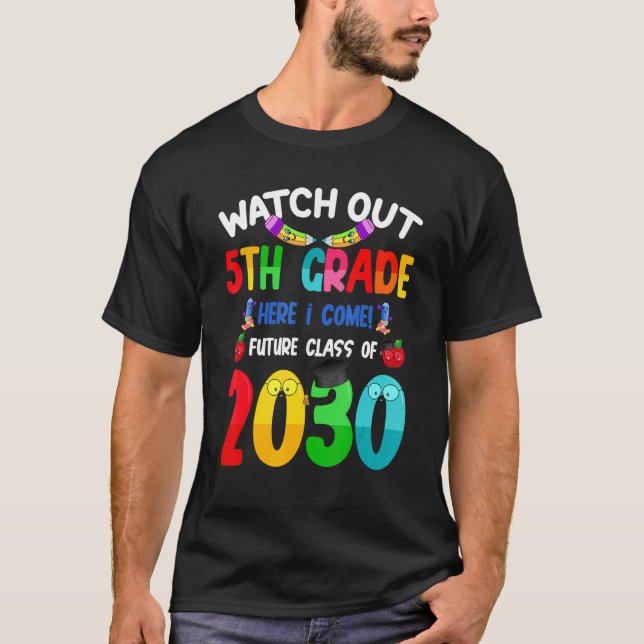 Watch Out 5th Grade Here I Come Future Class 2030  T-Shirt (Vorderseite)