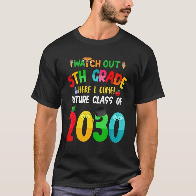 Watch Out 5th Grade Here I Come Future Class 2030  T-Shirt (Vorderseite)