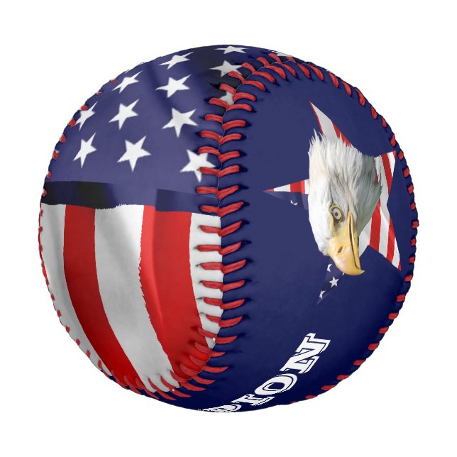 Watchful Bald Eagle, The American Flag, Star Baseball (Schrägansicht)