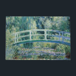 Water Lilies und Japanische Brücke von Monet Fußmatte<br><div class="desc">Stellen Sie sich vor, Sie könnten sich mit diesem personalisierten und gemütlichen Portier beim Zuhause fühlen. Eine wunderschöne Art, Ihre Türen, das Badezimmer oder die Türen für Kinder zu dekorieren. Ideal für amerikanische Handwerker, Ranch-Stil, Hütte, Kolonial, Hütte, Strand, See, modernes Haus und andere Stile der Architektur.</div>