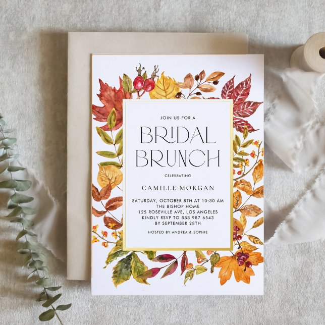 Watercolor Autumn Blätter Frame Fall Bridal Brunch Folieneinladung (Customizable fall bridal brunch invitation featuring watercolor autumn foliage and gold foil frame)