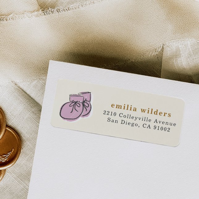 Watercolor Baby Hinterns Baby Dusche Rücksendeadre (Purple baby booties baby shower return address labels.)