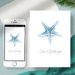 Watercolor Beach Starfish Custom Christmas Card Feiertagskarte<br><div class="desc">Dieses Strandthema Weihnachtskarte zeigt meine original handgemalten Aquarellsternchen in Blautönen auf einem knusprigen weißen Hintergrund. Die Wörter Seas & Greetings sind Set in einer modernen Schriftzeichen-Typografie. Die Innenausstattung ist hell und blau, der Gruß wird nach Ihren Wünschen in Weiß gehalten. Passen Sie die Wörter an, um frohe Weihnachten, Weltfrieden oder...</div>