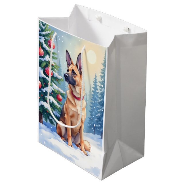 Watercolor Belgian Malinois Evergreen Christmas Mittlere Geschenktüte (Vorderseite Schrägansicht)