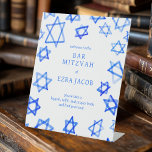 Watercolor Cool Blue Star von David Bar Bat Mitzva Sockelschild<br><div class="desc">Ein perfektes Zeichen für eine Fledermausmitzvah, Bar mitzvah oder andere jüdische Feier! Handgefertigte Aquarellkunst für Sie auf der Vorderseite! Vollständig anpassbar! Klicken Sie auf "Personalisieren" oben, um den Text zu bearbeiten. Klicken Sie auf "Bearbeiten mit dem Designwerkzeug", um die Schriftart, Farben und Einstellungen anzupassen. Unterschiedliche Schriftstile und Farben sind auch...</div>