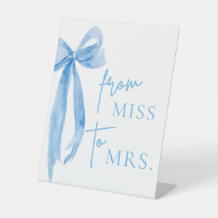 Watercolor Dusty Blue Bow Von Miss bis Mrs. Sign Sockelschild