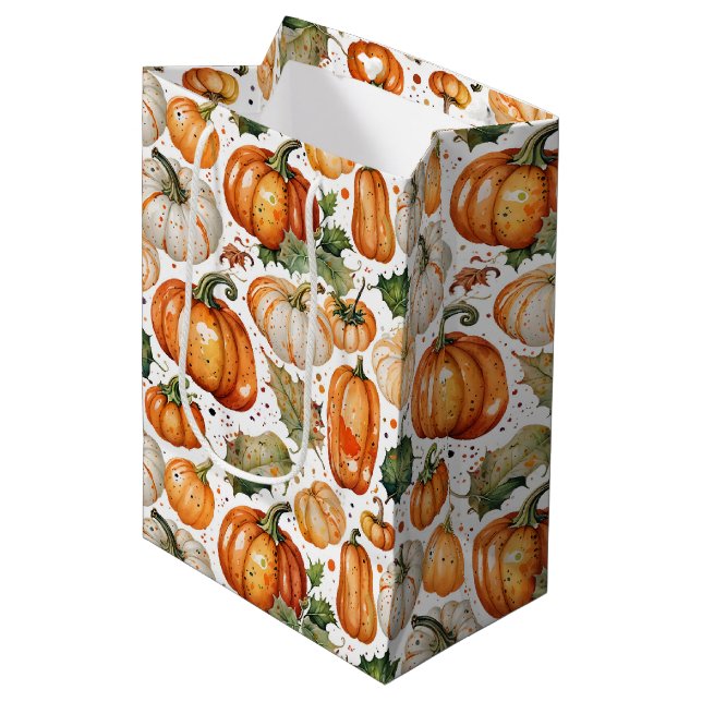 Watercolor Harvest Pumpkin and Autumn Leaf Pattern Mittlere Geschenktüte (Vorderseite Schrägansicht)