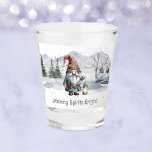 Watercolor Winter Christmas Gnome Schnapsglas<br><div class="desc">Machen Sie Ihren Geist hell in dieser Urlaubssaison mit einem Watercolor Winter Weihnachts Gnome Holiday Shot Glass. Das Shot-Glas-Design zeichnet sich durch einen fröhlichen Weihnachtsgnom aus,  der eine beleuchtete Laterne mit einem Bergwaldhintergrund mit fallendem Schnee hält. Mit diesem Design sind auch zusätzliche Geschenk- und Urlaubsartikel erhältlich.</div>