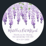 Watercolor Wisteria Vielen Dank | Bat Mitzvah Runder Aufkleber<br><div class="desc">Dieses Design bietet elegante Aquarellwein-Blume in sanften Lavendel und lila mit grünen Blätter auf weißem Hintergrund mit Ihrem Bat Mitzvah Dankeschön-Nachricht und das Datum unten. Personalisieren Sie den Text in den Textfeldern, indem Sie ihn bearbeiten. Entwickelt für Sie von Evco Studio www.zazzle.com/store/evcostudio #batmitzvah ##Party #thankyou #dank #stickers #favors #labels #labels...</div>