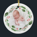 Watercolor Wreath Baby's First Christmas Foto Keramik Ornament<br><div class="desc">Fügen Sie Ihrem Weihnachtsbaum einen personalisierten Akzent mit dem ersten Weihnachtsschmuck dieses Fotos. Es zeigt Aquarellbilder von Grünpflanzen,  Heiligenbäumen und Beeren. Personalisieren Sie diese,  indem Sie Ihr Foto,  Ihren Namen und Ihr Datum hinzufügen. Dieses Foto Kranz-Ornament wird auch als Weihnachtsgeschenk perfekt.</div>