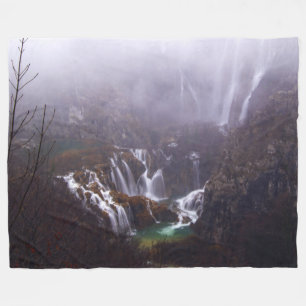 WATERFALL IN DER MIST FLEECEDECKE