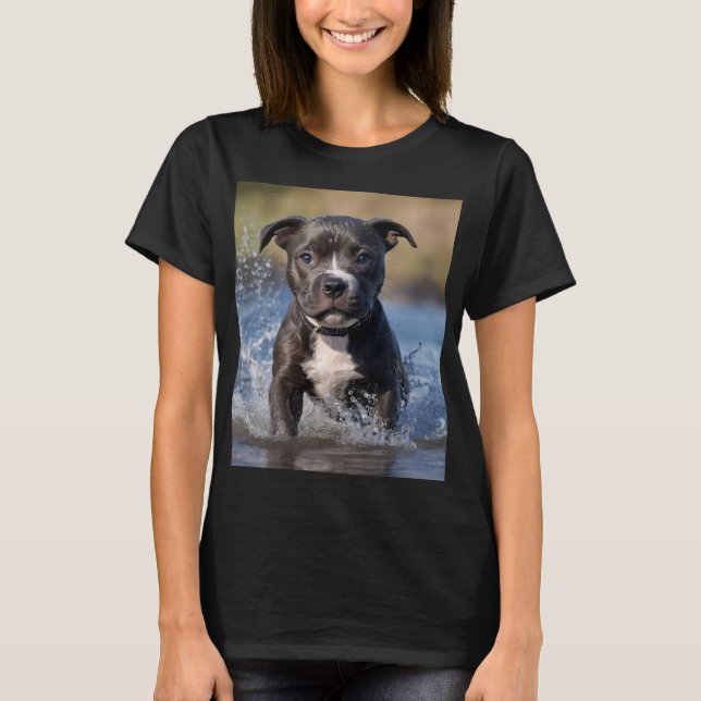 "Wave Chaser: A Staffy Puppy at Play in the Ocean" T-Shirt (Vorderseite)