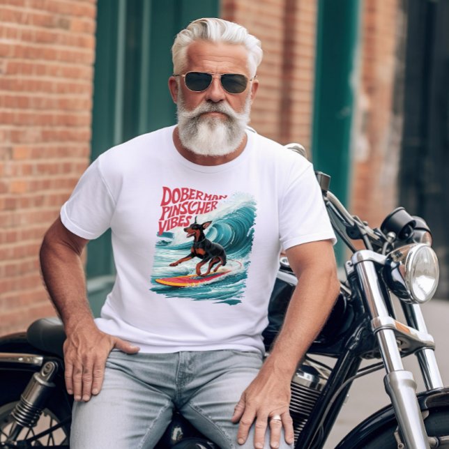 Wave Rider: Doberman Pinscher Hund surfen im Stil T-Shirt (Von Creator hochgeladen)