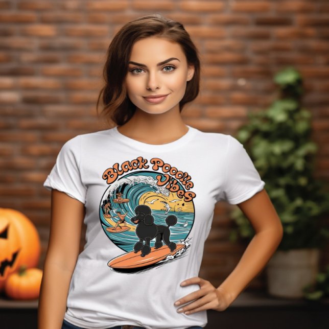 Wave-Riding Black Poodle Surfing Adventure T-Shirt (Von Creator hochgeladen)