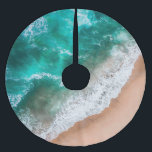 Waves am Sandy Beach Polyester Weihnachtsbaumdecke<br><div class="desc">Hübsche blaue Wellenreiter gegen Sandstrand</div>