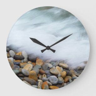 Waves Breaking Onto Pebbles Große Wanduhr