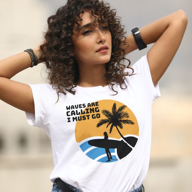 Waves ruft an und muss Surfer Girl gehen T-Shirt (Von Creator hochgeladen)