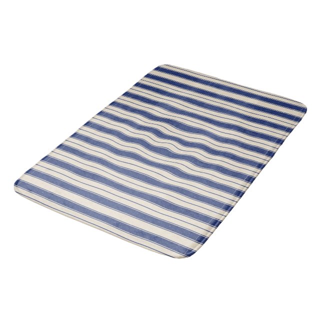 Wavy Blue und White Stripes Badematte (Schrägansicht)