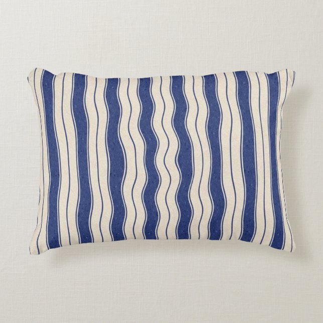 Wavy Blue und White Stripes Dekokissen (Vorderseite)