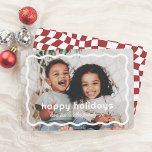 Wavy Border Modern Retro Weihnachts-Foto Feiertagskarte<br><div class="desc">Diese Urlaubskarte zeigt Ihr Lieblings-Foto, gerahmt von einem fetten, welligen weißen Rand. "Happy Holiday" ist in verspielter Typografie geschrieben, mit Ihrem Familiennamen unten in niedlicher Schrift. Der Rücken zeigt ein lustiges, rückwärts gewölbtes Muster. Diese Karte ist perfekt, um Ihren Urlaub mit Freunden und Familie zu teilen. Sie verbindet kühnes Ambiente...</div>