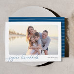 Wavy | Einfaches horizontales Foto Hanukkah Feiertagskarte<br><div class="desc">Elegante und schlichte Hanukkah-Fotokarte umrahmt ein horizontal oder landschaftlich orientiertes Foto mit einem gewölbten Deckenrand auf einem knusprigen,  weißen Hintergrund. "Joyous Hanukkah" erscheint am unteren links in der modernen Kalligraphie-Skript,  mit Ihrem Familiennamen und das Jahr rechts. Eine einfache und schicke Wahl für Ihre Hanukkah 2021 Grüße.</div>