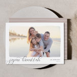 Wavy | Einfaches horizontales Foto Hanukkah Feiertagskarte<br><div class="desc">Elegante und schlichte Hanukkah-Fotokarte umrahmt ein horizontal oder landschaftlich orientiertes Foto mit einem gewölbten Deckenrand auf einem knusprigen,  weißen Hintergrund. "Joyous Hanukkah" erscheint am unteren links in der modernen Kalligraphie-Skript,  mit Ihrem Familiennamen und das Jahr rechts. Eine einfache und schicke Wahl für Ihre Hanukkah 2021 Grüße.</div>
