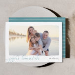 Wavy | Einfaches horizontales Foto Hanukkah Feiertagskarte<br><div class="desc">Elegante und schlichte Hanukkah-Fotokarte umrahmt ein horizontal oder landschaftlich orientiertes Foto mit einem gewölbten Deckenrand auf einem knusprigen,  weißen Hintergrund. "Joyous Hanukkah" erscheint am unteren links in der modernen Kalligraphie-Skript,  mit Ihrem Familiennamen und das Jahr rechts. Eine einfache und schicke Wahl für Ihre Hanukkah 2021 Grüße.</div>