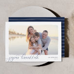 Wavy | Einfaches horizontales Foto Hanukkah Feiertagskarte<br><div class="desc">Elegante und schlichte Hanukkah-Fotokarte umrahmt ein horizontal oder landschaftlich orientiertes Foto mit einem gewölbten Deckenrand auf einem knusprigen,  weißen Hintergrund. "Joyous Hanukkah" erscheint am unteren links in der modernen Kalligraphie-Skript,  mit Ihrem Familiennamen und das Jahr rechts. Eine einfache und schicke Wahl für Ihre Hanukkah 2021 Grüße.</div>