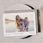Wavy | Einfaches horizontales Foto Hanukkah Folien Feiertagskarte<br><div class="desc">Elegante und schlichte Hanukkah-Fotokarte umrahmt ein horizontal oder landschaftlich orientiertes Foto mit einem gewölbten Deckenrand auf einem knusprigen,  weißen Hintergrund. "Joyous Hanukkah" erscheint am unteren links in der modernen Rose Goldfolie-Kalligraphie-Skript,  mit Ihrem Familiennamen und das Jahr rechts. Eine einfache und schicke Wahl für Ihre Hanukkah 2022 Grüße.</div>