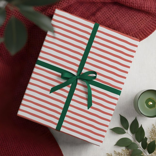 Wavy Modernes minimales Rot- und Weißstreifenmuste Geschenkpapier (Wavy Modern Minimal Red & White Stripe Pattern Wrapping Paper)